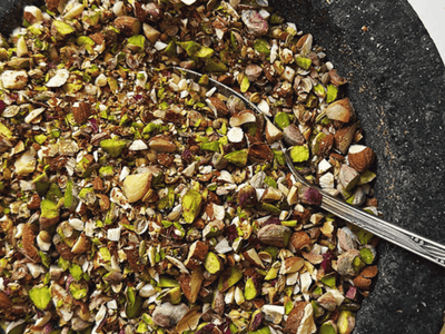 Dukkah (topping) med baby pistacienødder og abrikoskerner