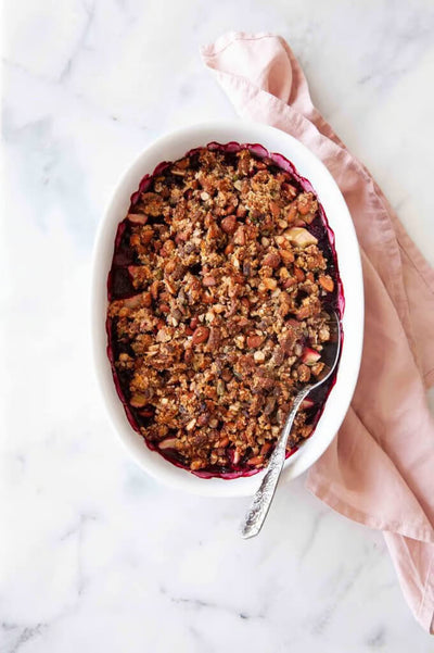 Sund frugtcrumble med nødder og tørret frugt